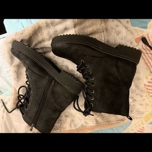 Woman’s size 10 combat boots